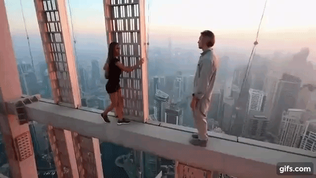 Cô người mẫu Nga cùng bạn trai liều mình đánh đu trên nóc tòa nhà chọc trời ở Dubai chỉ để sống ảo - Ảnh 1.
