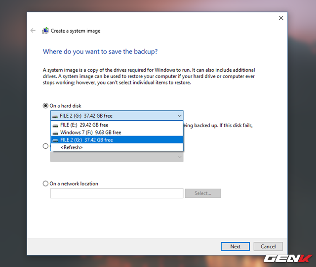  Chờ vài giây để hệ thống nhận diện các phương thức sao lưu dữ liệu mà System Image có thể lưu trữ. Khi đã xong, bạn có thể chọn phương thức nào phù hợp nhất với mình. Tuy nhiên, tốt nhất vẫn cứ chọn “On a hard disk” cho đơn giản. Sau đó bạn hãy chọn phân vùng mà mình muốn dùng để lưu trữ dữ liệu System Image, chọn xong hãy nhấn “Next”. 