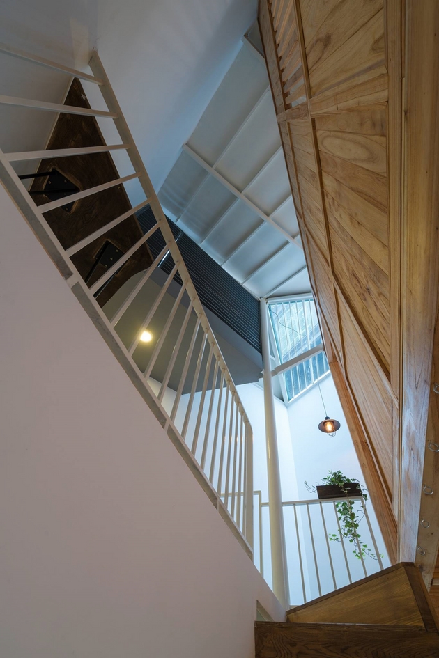  View nhìn từ cầu thang của ngôi nhà. Một thông tầng được bố trí ở cuối nhà, giúp không gian làm việc và cấu thang luôn tràn đầy ánh sáng tự nhiên. 