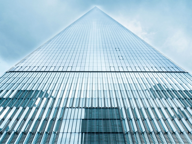  Tòa nhà chọc trời One World Trade Center tại New York, Mỹ. Được thiết kế bởi cặp đôi David Childs và Daniel Libeskind. Được bao phủ bởi bê tông kết dính chống cháy cao, lớp lọc khí tự nhiên đảm bảo không khí trong tòa nhà luôn trong lành, kể cả khi bên ngoài có tấn công hóa học. 