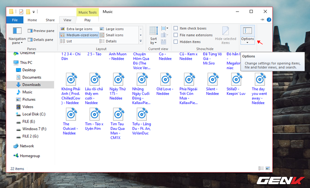  Bây giờ bạn hãy nhấp vào “Options” ở thanh Ribbon của File Explorer. 