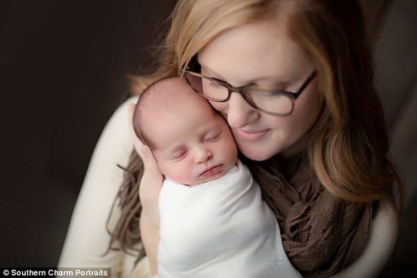  Tina và bé gái Emma, chào đời từ phôi thai đông lạnh hơn 24 năm 