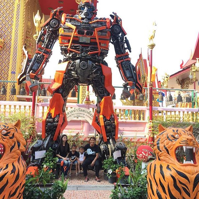  Những tượng lớn cao từ 7 - 8m có thể được bán với giá hàng ngàn USD. Từ lâu, xưởng Ban Hun Lek chuyên sản xuất mô hình từ những bộ phim hot như Kẻ Hủy Diệt, Aliens và gần đây nhất là Transformers: The Last Knight 