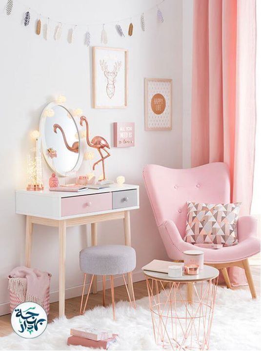  Một căn phòng với gam màu chủ đạo là Hồng Pastel, kết hợp với màu trắng và màu đồng cùng ánh sáng tự nhiên sẽ giúp thị giác của bạn được thoải mái, cảm nhận về tiện nghi nhiệt cũng tốt hơn. 