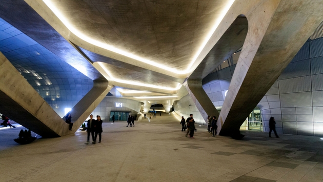  Một góc công trình của phù thủy kiến trúc Zaha Hadid, tuy bà đã mất, nhưng những sáng tạo độc nhất của bà luôn vĩnh cửu, bởi nó đã vượt trước thời gian đến cả trăm năm. Dongdaemun Design Plaza ở Seoul, Hàn Quốc. 
