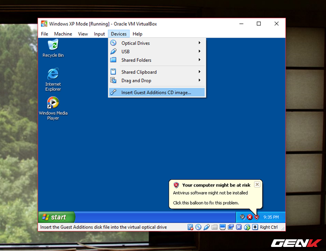  Khi đã hoàn tất việc cài đặt và khởi động lại máy ảo, giao diện Windows XP sẽ xuất hiện trước mắt bạn. Để có thể sử dụng chuột, hãy nhấp vào Devices > Install Guest Additions CD Image. 