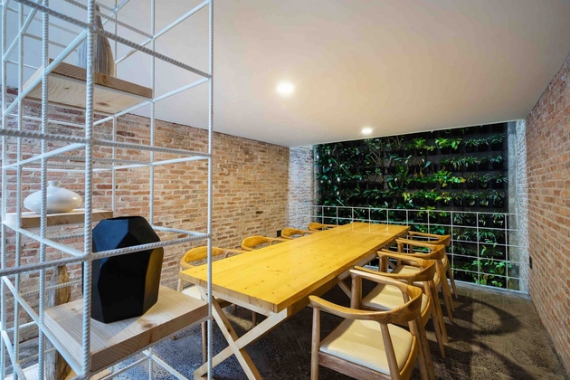 
Phòng ăn trên tầng hai. Một hệ cây len tường được thiết kế ở cuối nhà cùng giếng trời. Tạo đối lưu và chiếu sáng cho phòng ăn.

 
