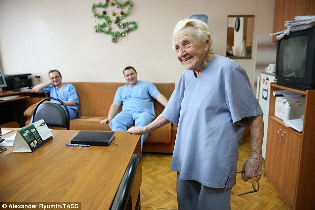  Có một giờ nghỉ giữa các ca phẫu thuật, bác sĩ Levushkina vẫn tham gia vào các hoạt động với những đồng nghiệp trẻ 