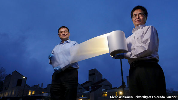  Hai nhà nghiên cứu Ronggui Yang và Xiaobo Yin từ trường Đại học Colorado với phát minh của mình. 