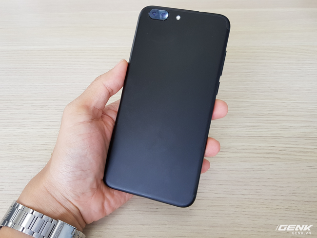 Smartphone này có tên Z5, được trang bị camera kép ở phía sau. Cảm nhận ban đầu là mặt lưng khá giống với iPhone 7 Plus, cũng làm bằng kim loại nguyên khối và màu đen nhám sang trọng. 