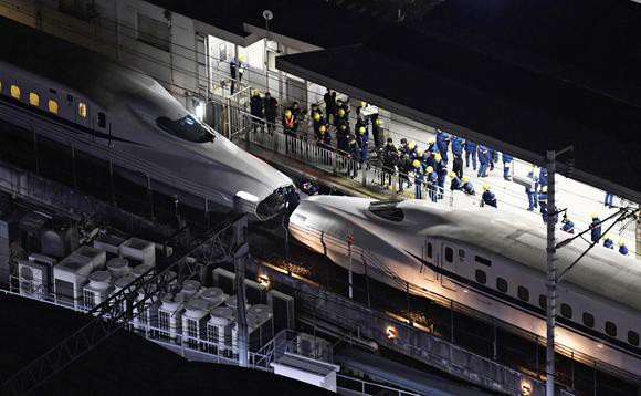  Con tàu gặp sự cố bị kéo đi từ ga Nagoya. 