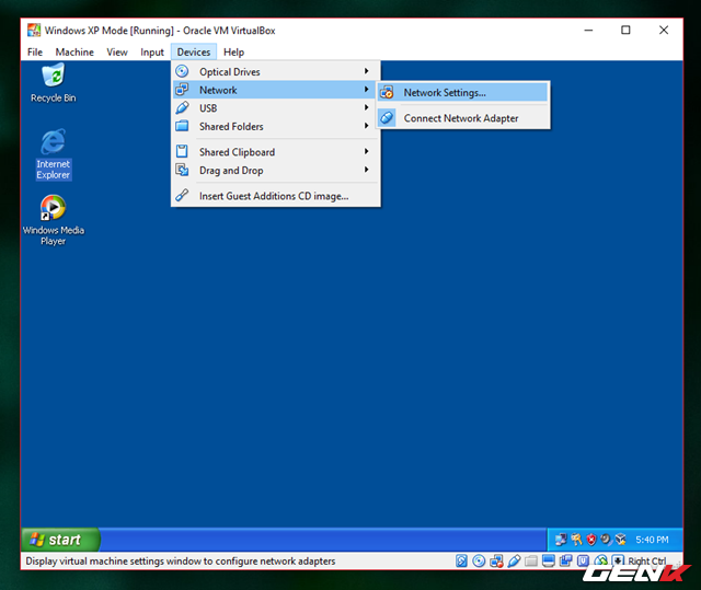  Giờ thì bạn đã có thể thao tác chuột và bàn phím trên máy ảo XP Mode rồi. Tiếp theo, chúng ta sẽ tiến hành cấu hình mạng cho XP Mode. Hãy truy cập vào phần Devices > Network > Network Settings… 