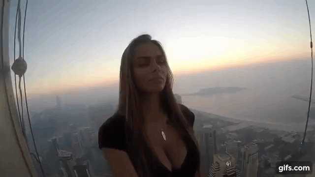 Cô người mẫu Nga cùng bạn trai liều mình đánh đu trên nóc tòa nhà chọc trời ở Dubai chỉ để sống ảo - Ảnh 3.