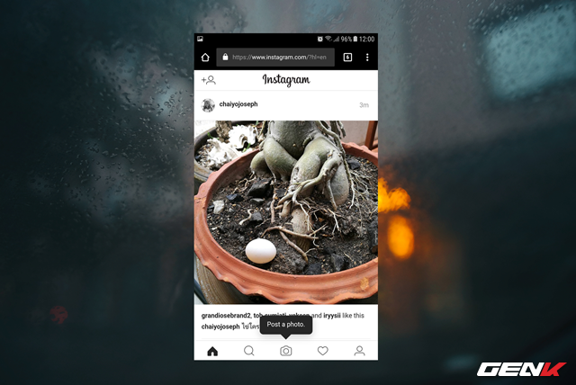  Giao diện New Feed của Instagram sẽ xuất hiện. Lúc này bạn sẽ thấy giao diện nền web của Instagram không khác gì mấy so với trên ứng dụng. Để đăng ảnh, hãy nhấp vào biểu tượng máy ảnh ở giữa bên dưới. 