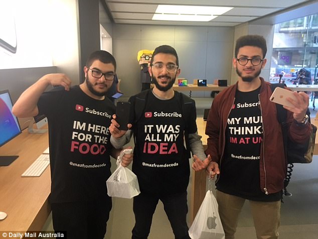  Rami, Kuorouche và Abdul đều đã nhanh chóng mua được những sản phẩm mới của Apple. 