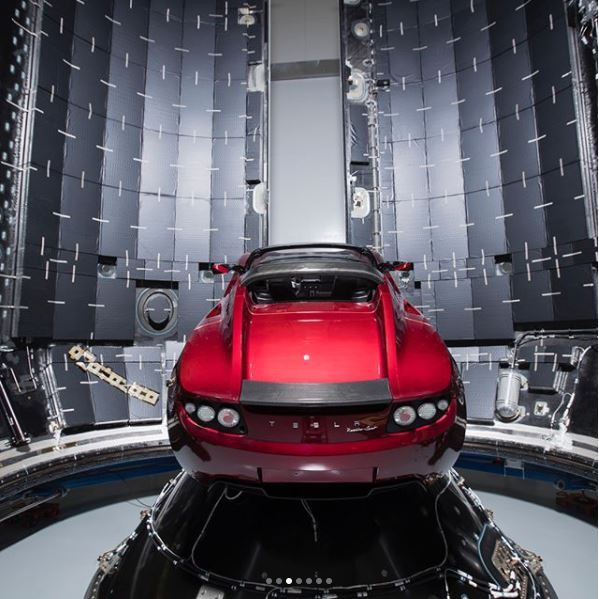  Chiếc Tesla Roadster này đã có mặt tại trụ sở của SpaceX để chuẩn bị... đi vào vũ trụ cùng tàu Falcon Heavy. 
