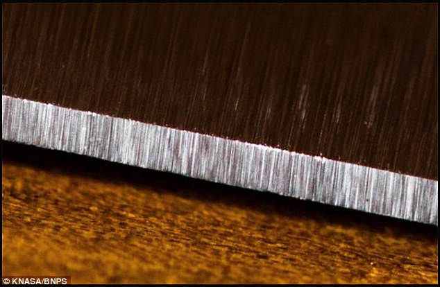  Chiếc dao này được cấu tạo từ hợp kim siêu rắn được phát triển bởi các nhà khoa học tại Viện Công nghệ California (Caltech) và đã được kiểm nghiệm bởi NASA. 