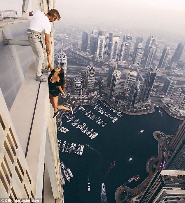 Cô người mẫu Nga cùng bạn trai liều mình đánh đu trên nóc tòa nhà chọc trời ở Dubai chỉ để sống ảo - Ảnh 6.