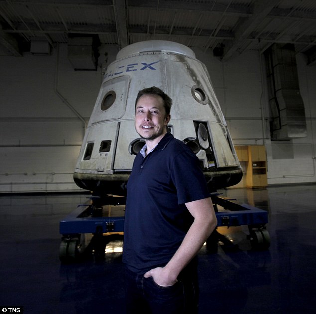 Elon Mush, ảnh chụp ông đứng trước đầu tên lửa SpaceX Dragon, hứa sẽ xây dựng một hệ thống xe điện chạy đường ray và cung cấp sữa chua đông lạnh miễn phí tại nhà máy Tesla