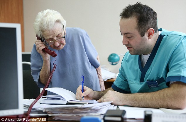  Không phải đã lão niên mà bỏ qua những việc vặt, bác sĩ Levushkina vẫn trả lời điện thoại gọi đến bệnh viện 