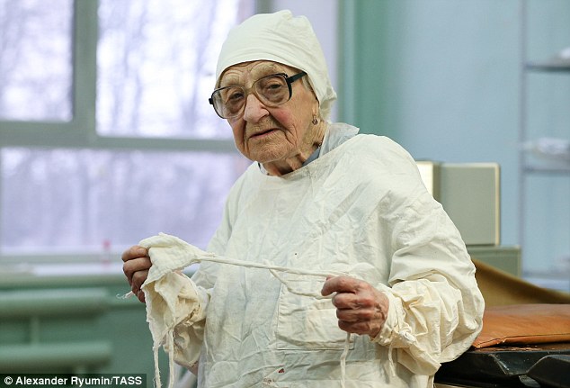 Mặc dù vậy, không ít bệnh nhân lo ngại khi bác sĩ của họ đã gần 90 tuổi. Đó là điều mà bà Levushkina luôn phải đấu tranh