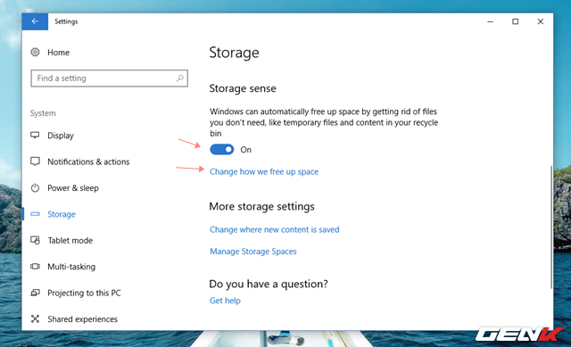  Tìm đến nhóm thiết lập Storage sense và gạt sang ON. Sau đó hãy nhấp vào lựa chọn “Change how we free up space”. 