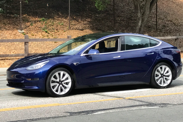  Một chiếc Tesla Model 3 bản màu xanh 