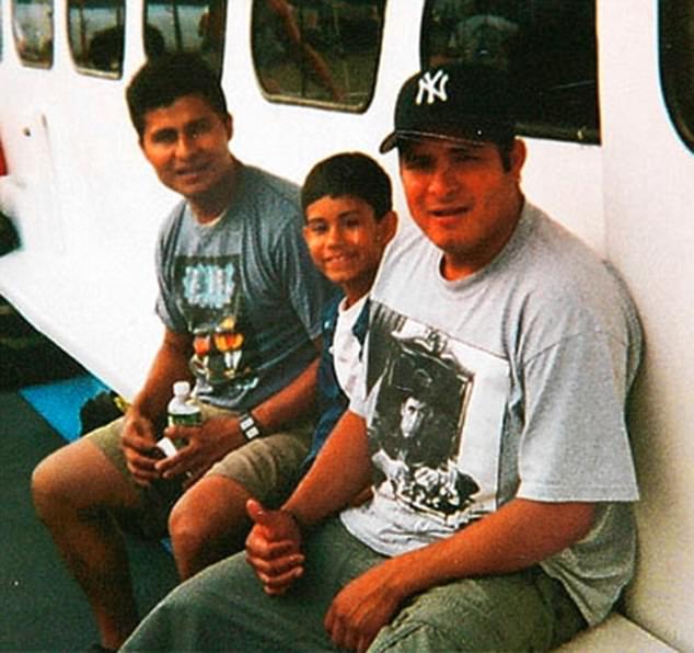  Alcides Moreno(bên trái) sống sót sau tai nạn. Nhưng em trai anh Edgar Moreno (bên phải) đã vĩnh viễn ra đi 