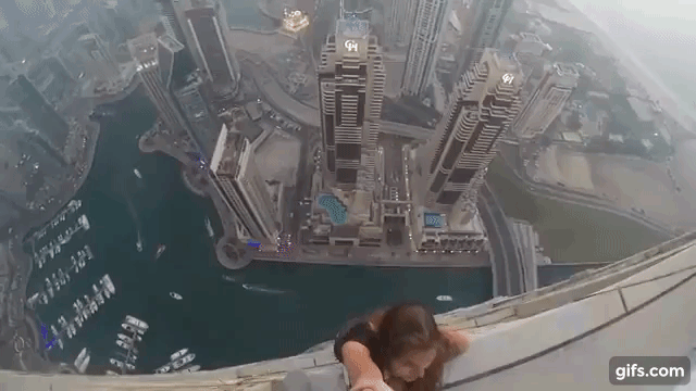 Cô người mẫu Nga cùng bạn trai liều mình đánh đu trên nóc tòa nhà chọc trời ở Dubai chỉ để sống ảo - Ảnh 5.