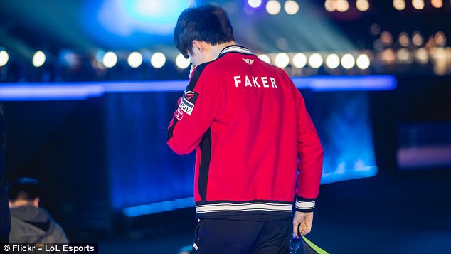  Game thủ Faker của đội SK Telecom T1 tiếc nuối và không ngừng khóc vì thua trận 