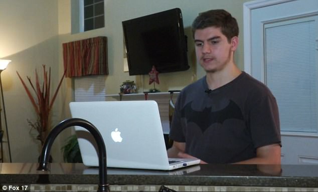 Đây là chàng trai 17 tuổi đã khiến Apple phải xin lỗi cả thế giới, đứng trước nguy cơ bị kiện hàng tỷ USD - Ảnh 1.