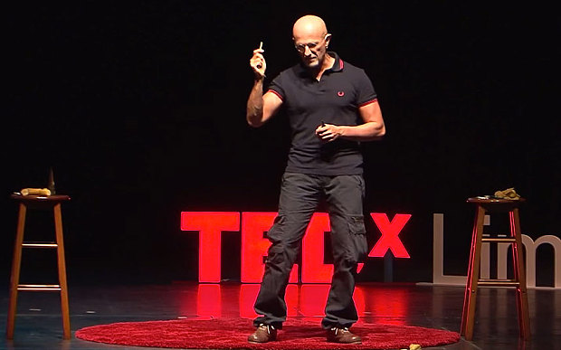  Sergio Canavero diễn thuyết trên bục TED Talks. 