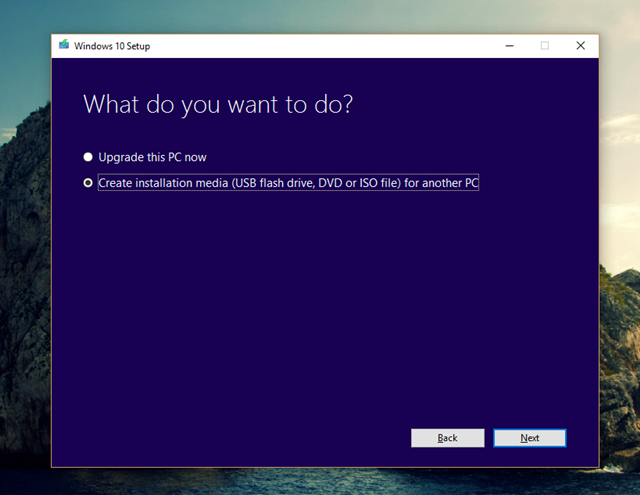 Khi chuyển sang cửa sổ “What do you want to do?”, bạn hãy đánh dấu vào lựa chọn “Create installation media (USB flash drive, DVD, or ISO file) for another PC” rồi nhấn “Next”. 