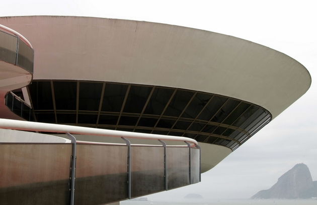  Bảo tàng nghệ thuật đương đại ở Niteroi, được thiết kế bởi KTS Oscar Niemeyer. Tác phẩm được hoàn thiện với kết cấu đặc biệt, đồng thời đánh dấu một giai đoạn tuyệt vời của kiến trúc Mỹ Latinh. 