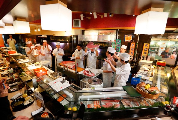  Các nhân viên trong một nhà hàng thuộc chuỗi Sushi Zanmai vỗ tay vui mừng sau khi ông chủ Kimura giành chiến thắng trong phiên đấu giá ngày 5/1/2016 