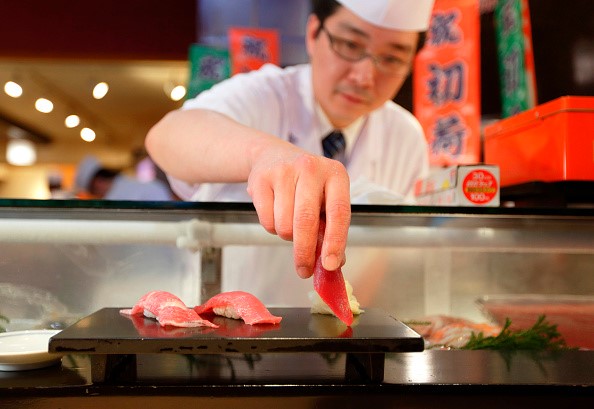  Đầu bếp ngay lập tức thức hiện món sushi cùng những lát cá vô cùng xa xỉ để phục vụ hàng dài thực khách đang chờ đợi 