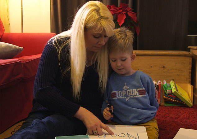  Shelly đang dạy Noah viết tên của mình trên giấy. Các bác sĩ đã từng khuyên cô không nên giữ lại cậu bé ngay từ tuần thai thứ 12 