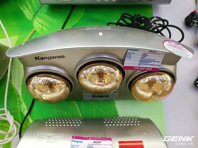 
Chiếc đèn sưởi hồng ngoại 3 bóng của hãng Kangaroo có giá 800.000 đồng

