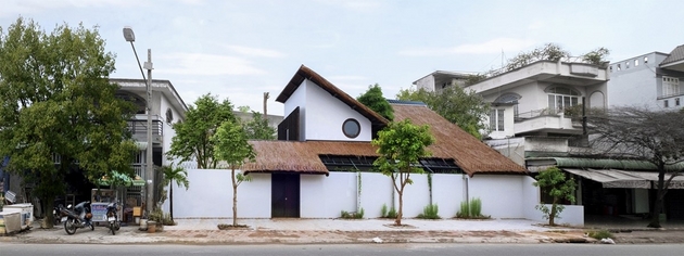  Ngôi biệt thự nằm trên một trục đường lớn tại thành phố Biên Hòa, Đồng Nai. Tọa lạc giữa những ngôi nhà lô 2-3 tầng kín như bưng, căn biệt thự như một điểm nhấn thú vị của khu dân cư. 