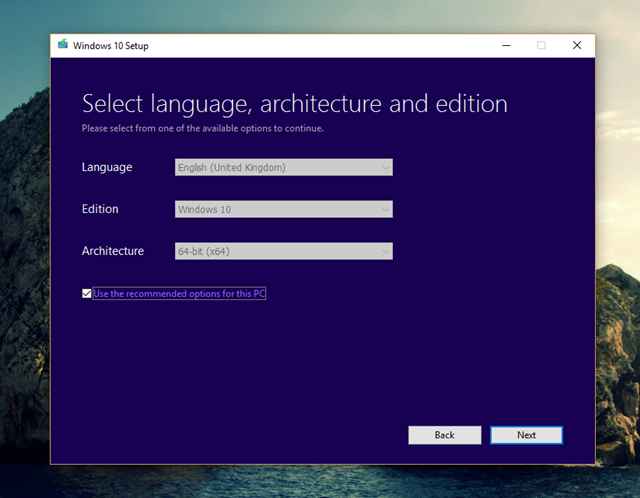  Ở giao diện tiếp theo, nếu muốn tải về gói ISO cài đặt Windows 10 “đúng chuẩn” với máy tính mình đang dùng, hãy cứ giữ nguyên các lựa chọn và nhấn “Next”. 