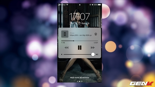  Bạn vẫn có thể điều khiển các tác vụ nghe thông qua Màn hình khóa một cách dễ dàng giống như đang nghe nhạc từ chính ứng dụng Nhạc mặc định của iOS vậy. 