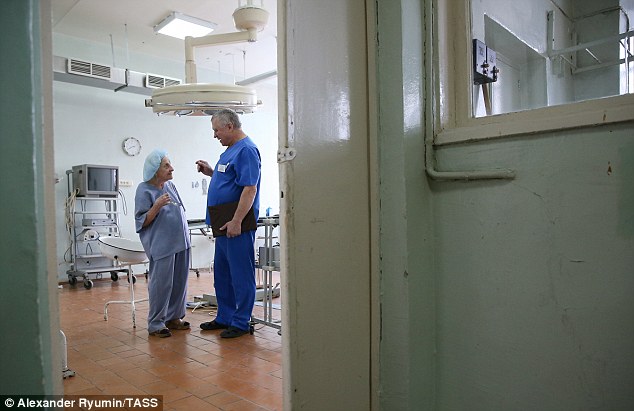  Vị bác sĩ phẫu thuật lớn tuổi nhất nước Nga có một cuộc trao đổi với đồng nghiệp trong phòng làm việc 