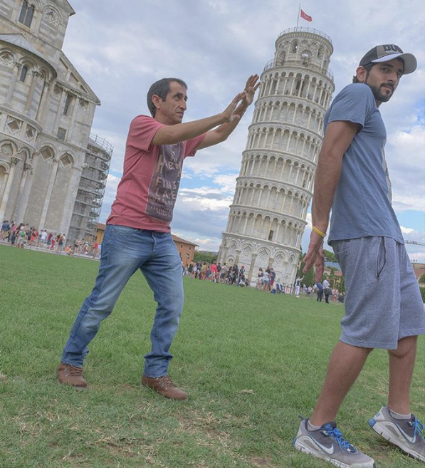 
Hay đơn giản là mặc áo phông, đi giầy thể thao chụp những tấm ảnh đúng chất du lịch ở Pisa, Italy.
