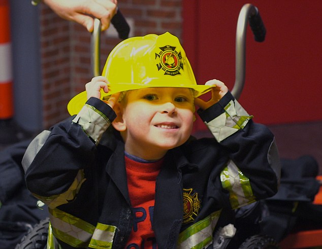  Nhưng có thể trong tương lai, cậu bé sẽ trở thành một người lính cứu hỏa 