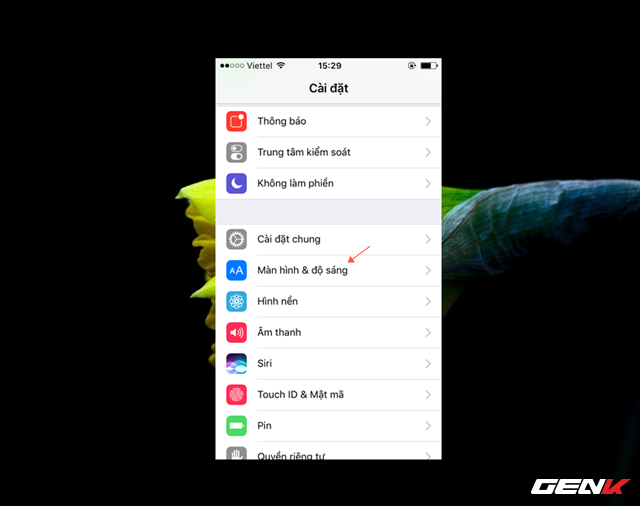  Truy cập vào Cài đặt -> Màn hình & độ sáng. 