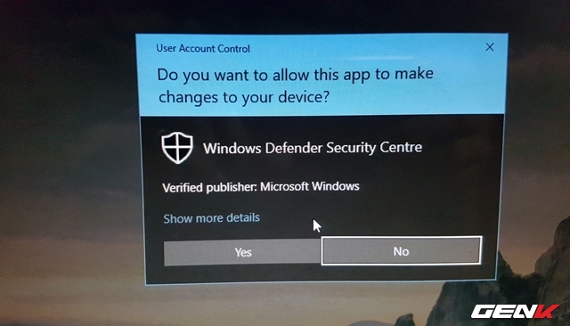  Hộp thoại yêu cầu cho phép Windows Defender Security Center được khởi chạy ở chế độ nền xuất hiện. Hãy nhấn “Yes” để xác nhận. 