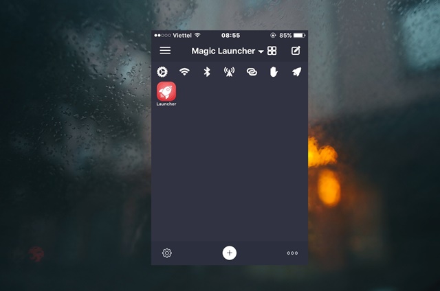  Giao diện của Magic Launcher Pro sẽ xuất hiện trước mắt bạn. Ở đây ứng dụng đã chuẩn bị sẳn một số lối tắt truy cập nhanh một số chức năng của iPhone. Nếu bạn muốn thêm các lối tắt và ứng dụng vào Magic Launcher Pro, hãy nhấn vào biểu tượng “ ” bên dưới. 