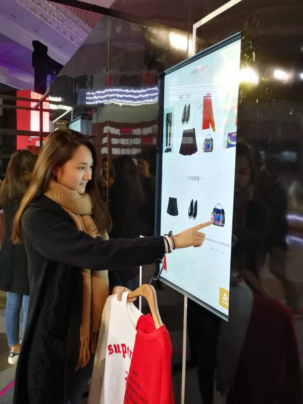 Alibaba tích hợp AI vào chuỗi cửa hàng bán lẻ nhằm hỗ trợ người dùng chọn đồ