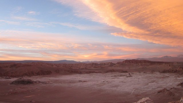  Atacama cách thị trấn Antofagasta 75 km về phía nam. 