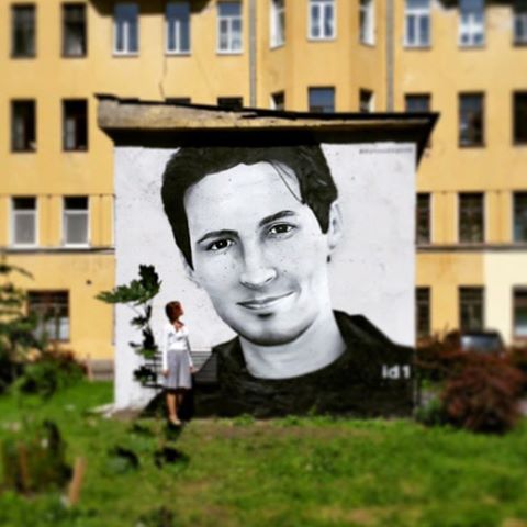  Pavel Durov di chuyển khắp thế giới và anh sử dụng dịch vụ đặt phòng Airbnb. Anh thay đổi chỗ ở khoảng vài tháng một lần. 
